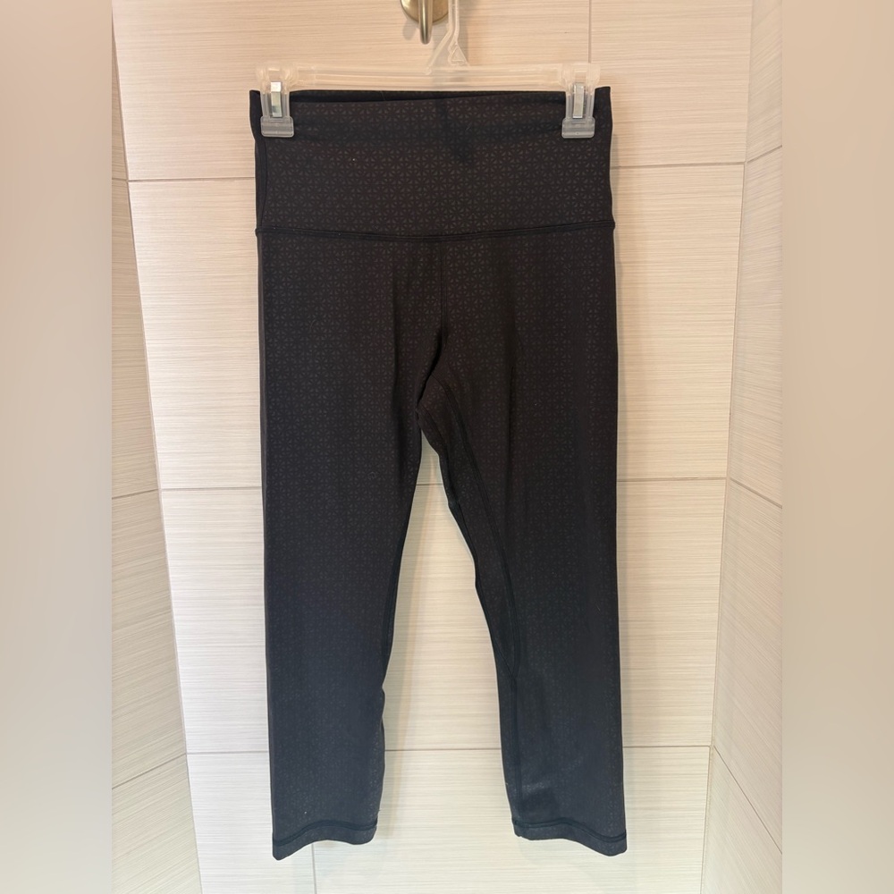 EUC size 6 black geo design lululemon align cropped leggings